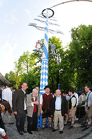 am 01.05.2011 wurde ein Maibaum aufgestellt (Foto. Ingrid Grossmann)